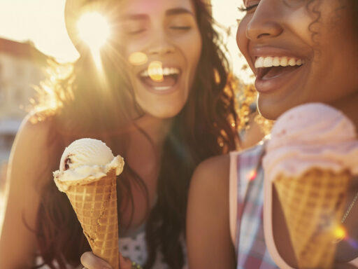 jovens tomando sorvete de casquinha em tarde ensolarada