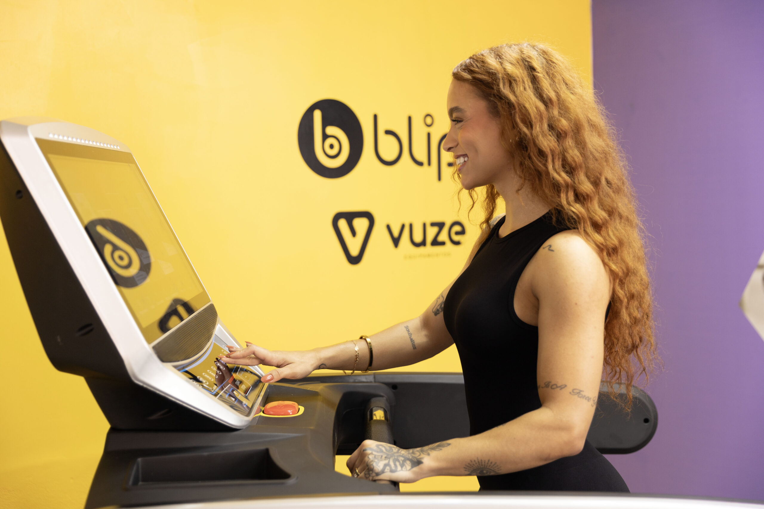 aluna correndo em esteira com tela Vuze Ontrack S